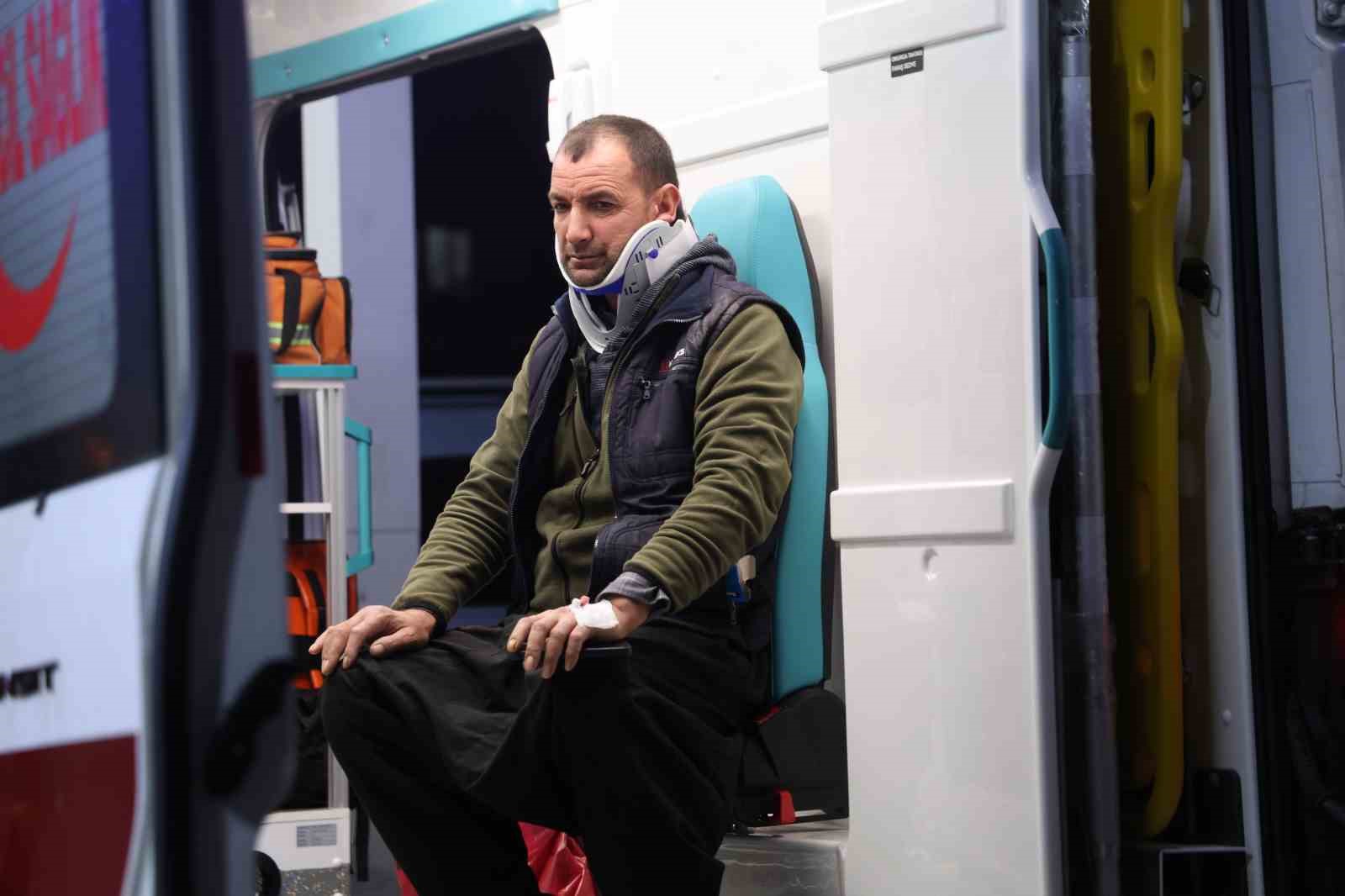 Adana’da fabrika işçilerini taşıyan minibüs devrildi: 13 yaralı
