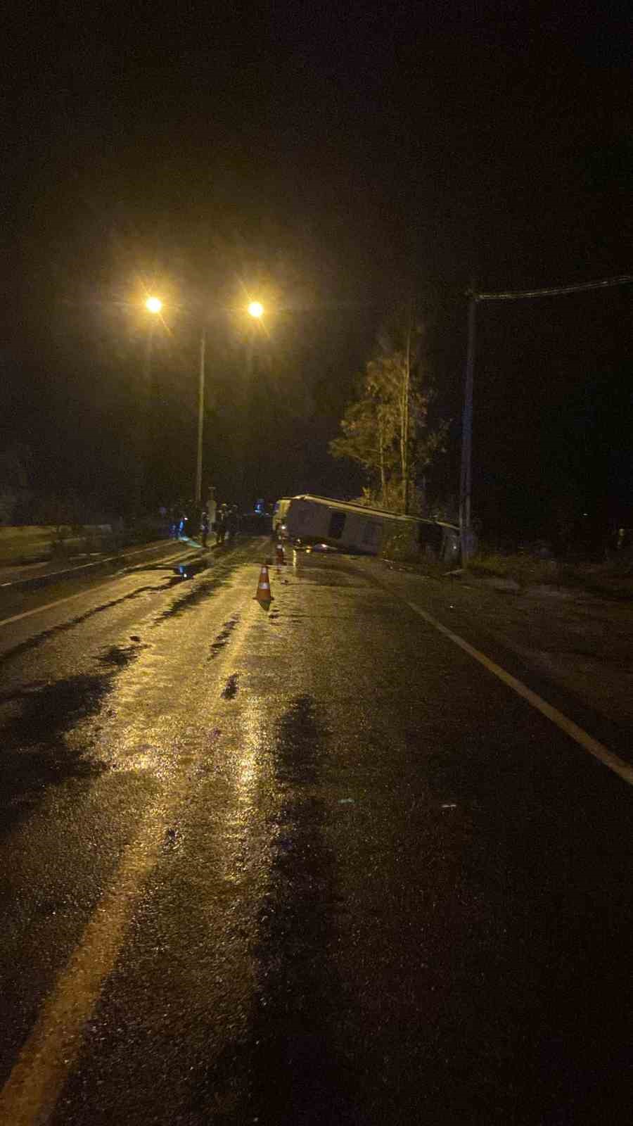 Adana’da fabrika işçilerini taşıyan minibüs devrildi: 13 yaralı
