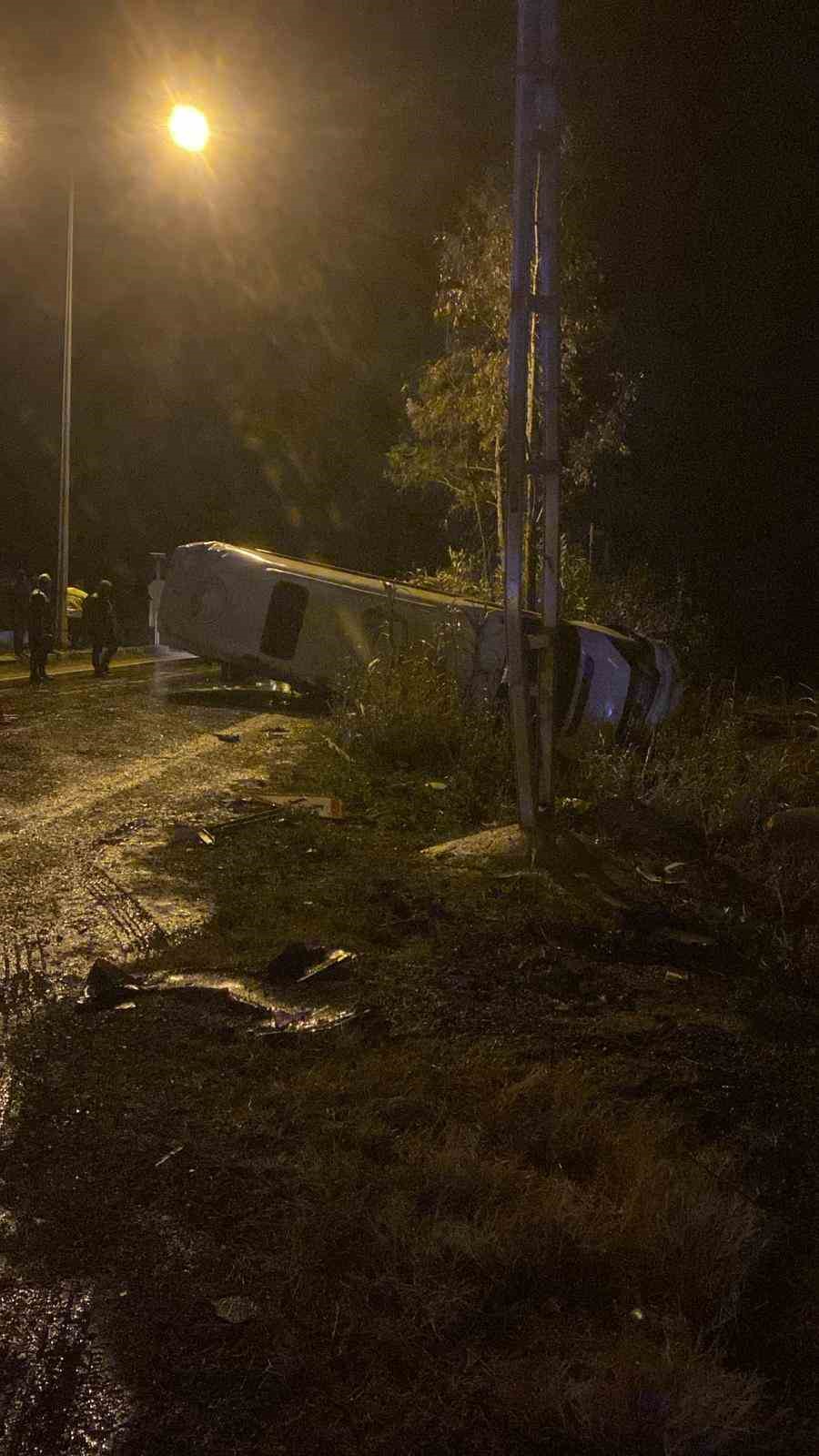 Adana’da fabrika işçilerini taşıyan minibüs devrildi: 13 yaralı
