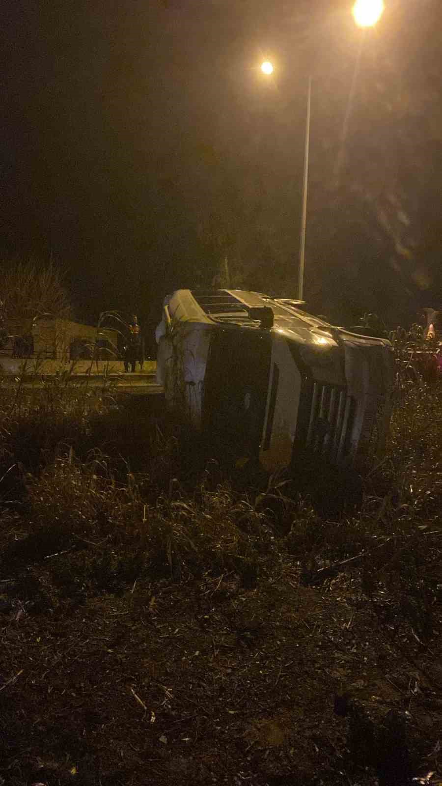 Adana’da fabrika işçilerini taşıyan minibüs devrildi: 13 yaralı
