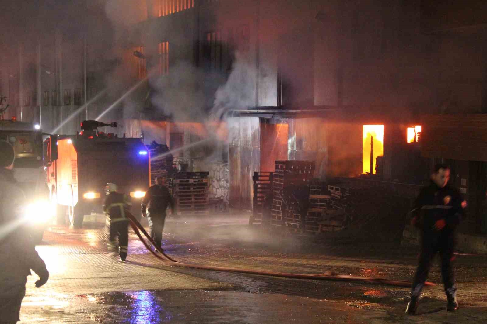 Adana’da fabrika yangını
