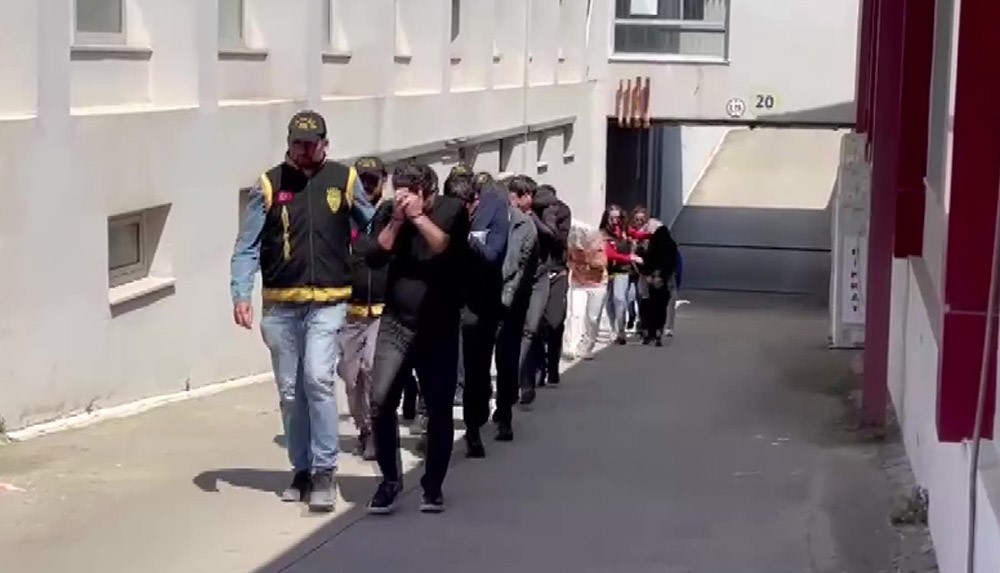 Adana’da fuhuş baskını: 12 tutuklama, 9 kadın kurtarıldı
