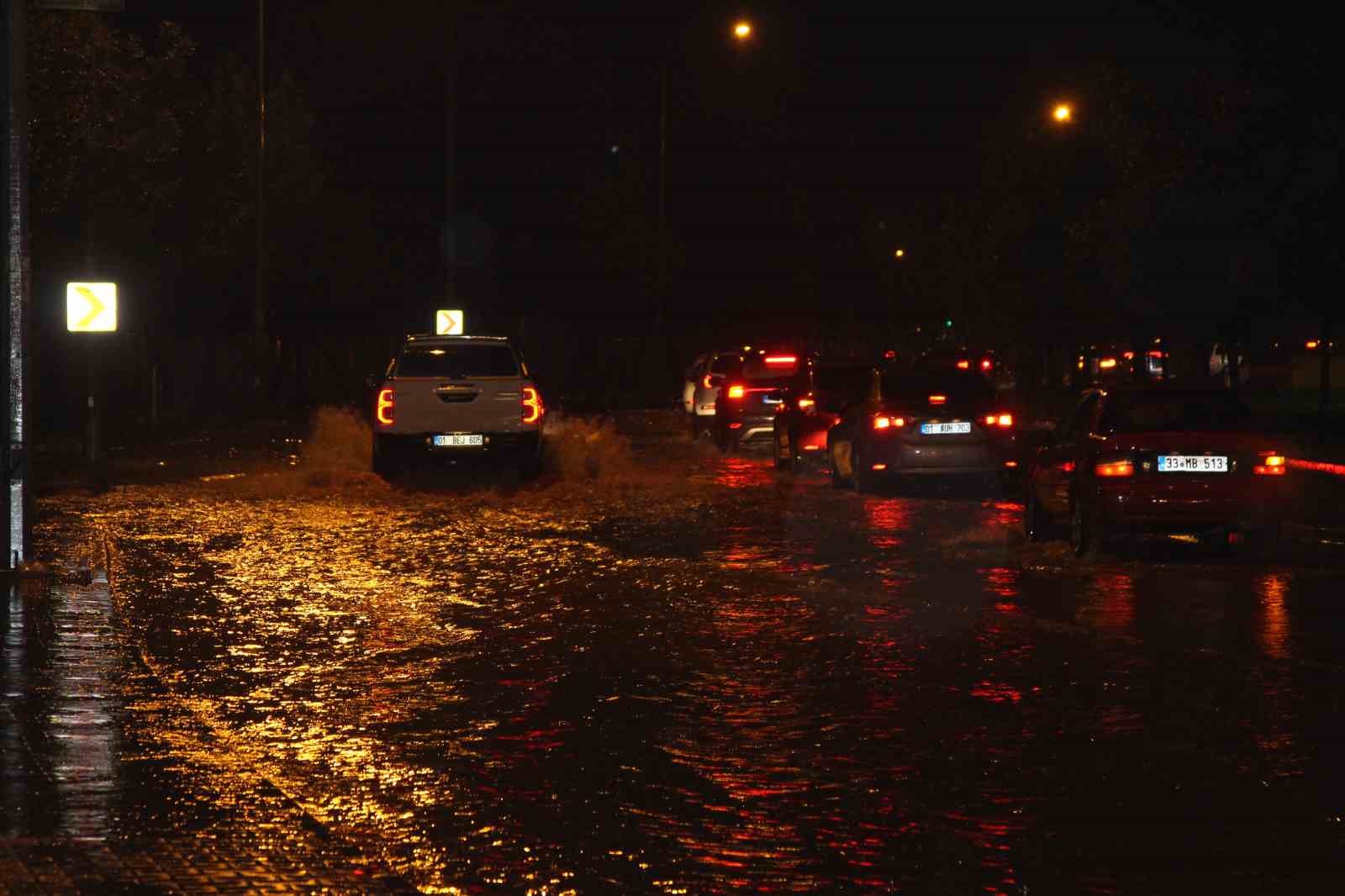 Adana’da gece bastıran sağanak yağış yolları göle çevirdi
