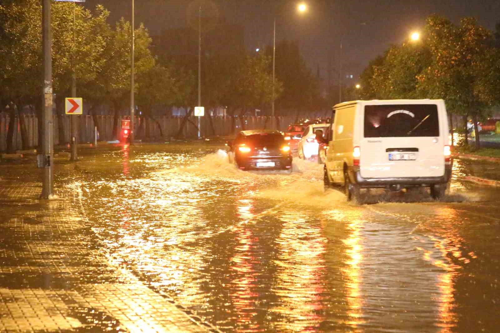 Adana’da gece bastıran sağanak yağış yolları göle çevirdi
