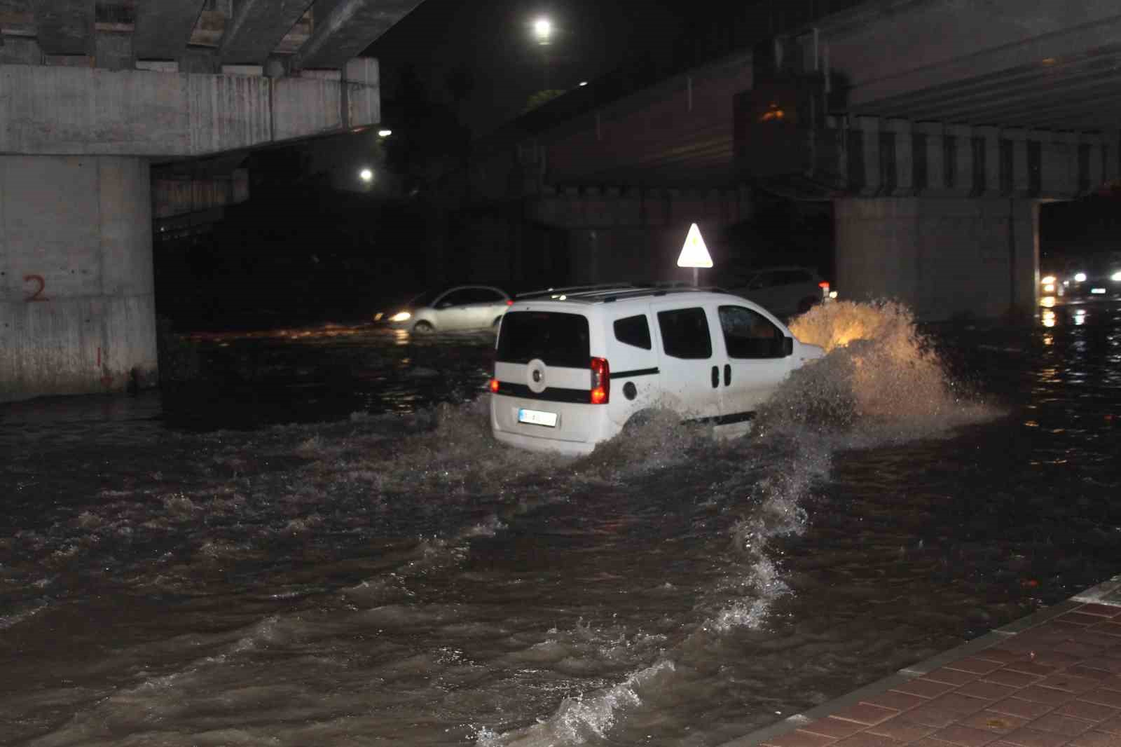 Adana’da gece bastıran sağanak yağış yolları göle çevirdi
