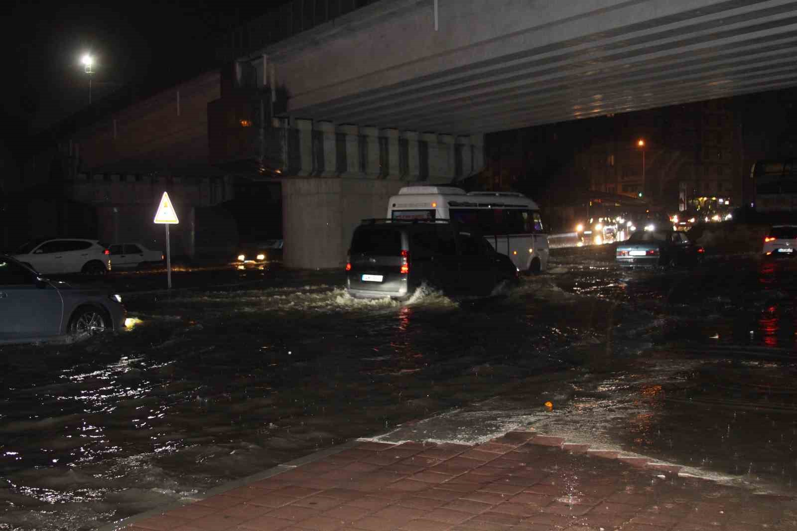 Adana’da gece bastıran sağanak yağış yolları göle çevirdi
