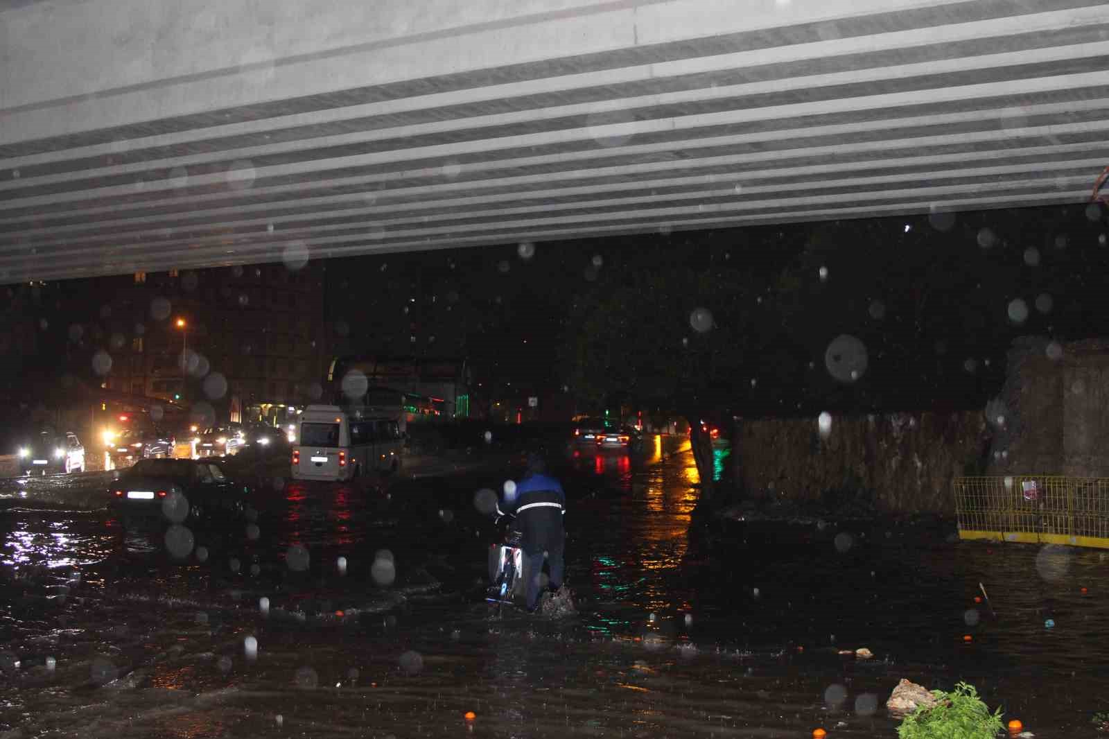 Adana’da gece bastıran sağanak yağış yolları göle çevirdi
