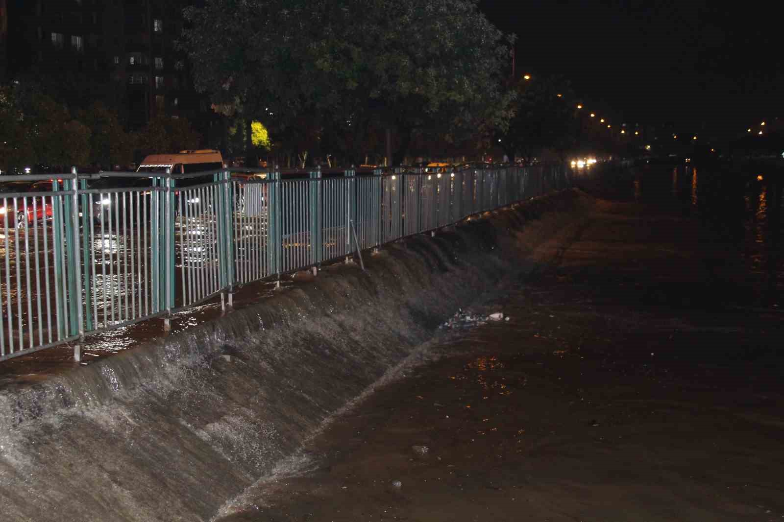 Adana’da gece bastıran sağanak yağış yolları göle çevirdi

