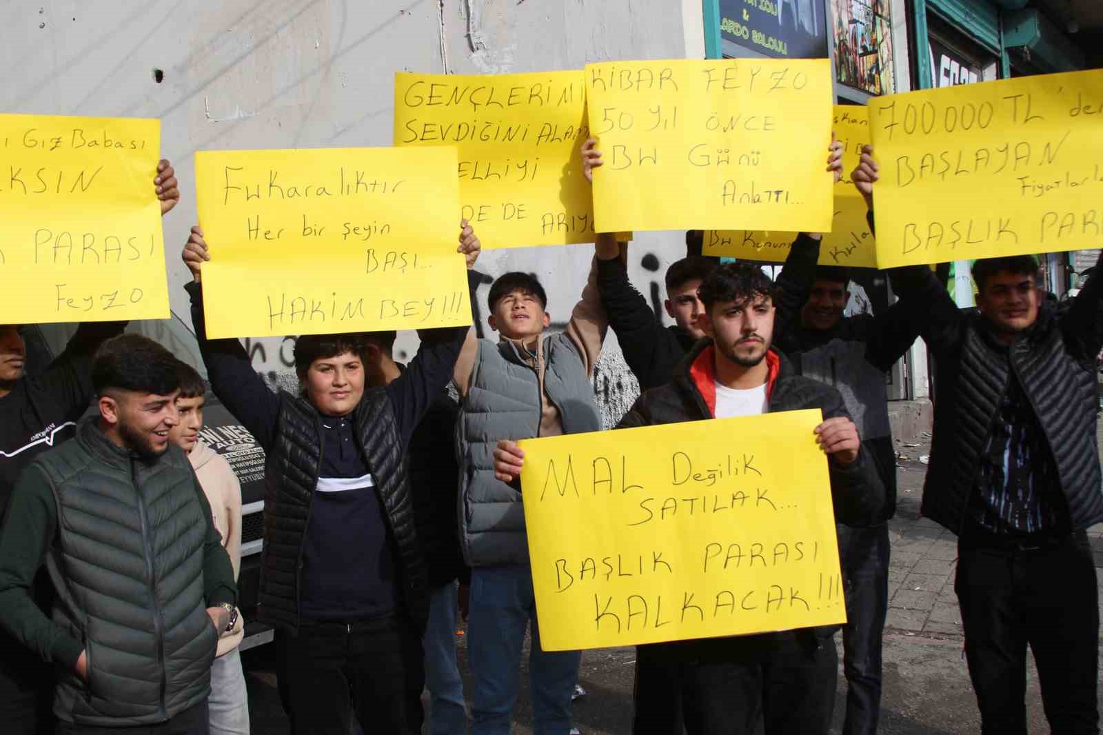 Adana’da gençlerden başlık parası eylemi
Adana’da gençlerden başlık parası eylemi
