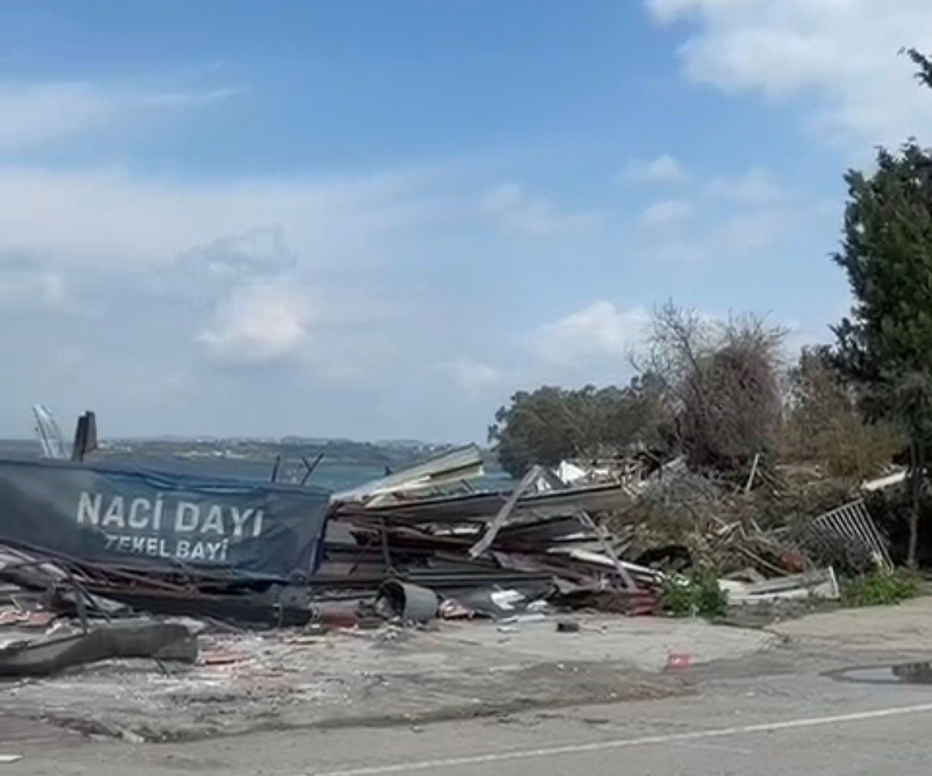 Adana’da göl kıyısındaki kaçak yapıların yıkımı sürüyor
