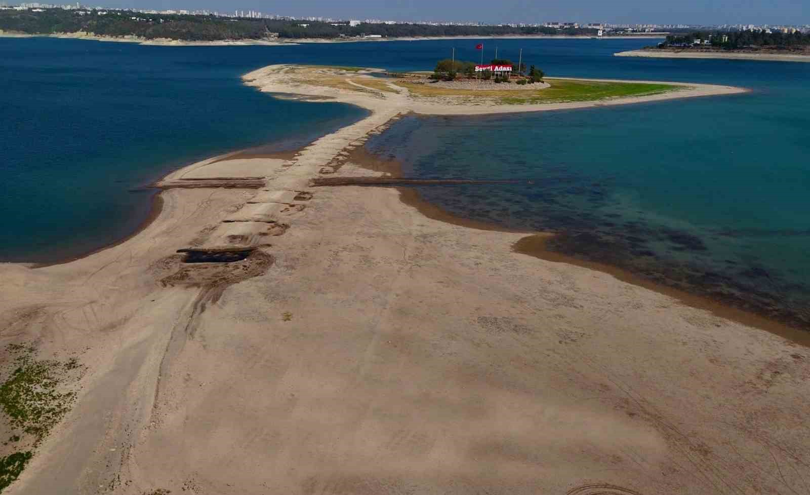 Adana’da gölde su seviyesi yükseldi, Sevgi Adası yolu kayboldu
