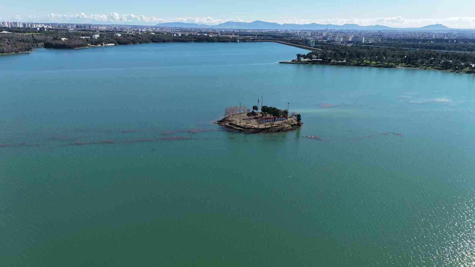 Adana’da gölde su seviyesi yükseldi, Sevgi Adası yolu kayboldu
