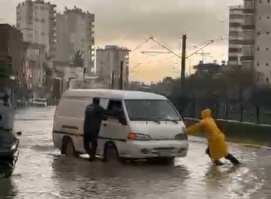 Adana’da göle dönen yolda mahsur kalan araçtaki 2 kişi kurtarıldı
