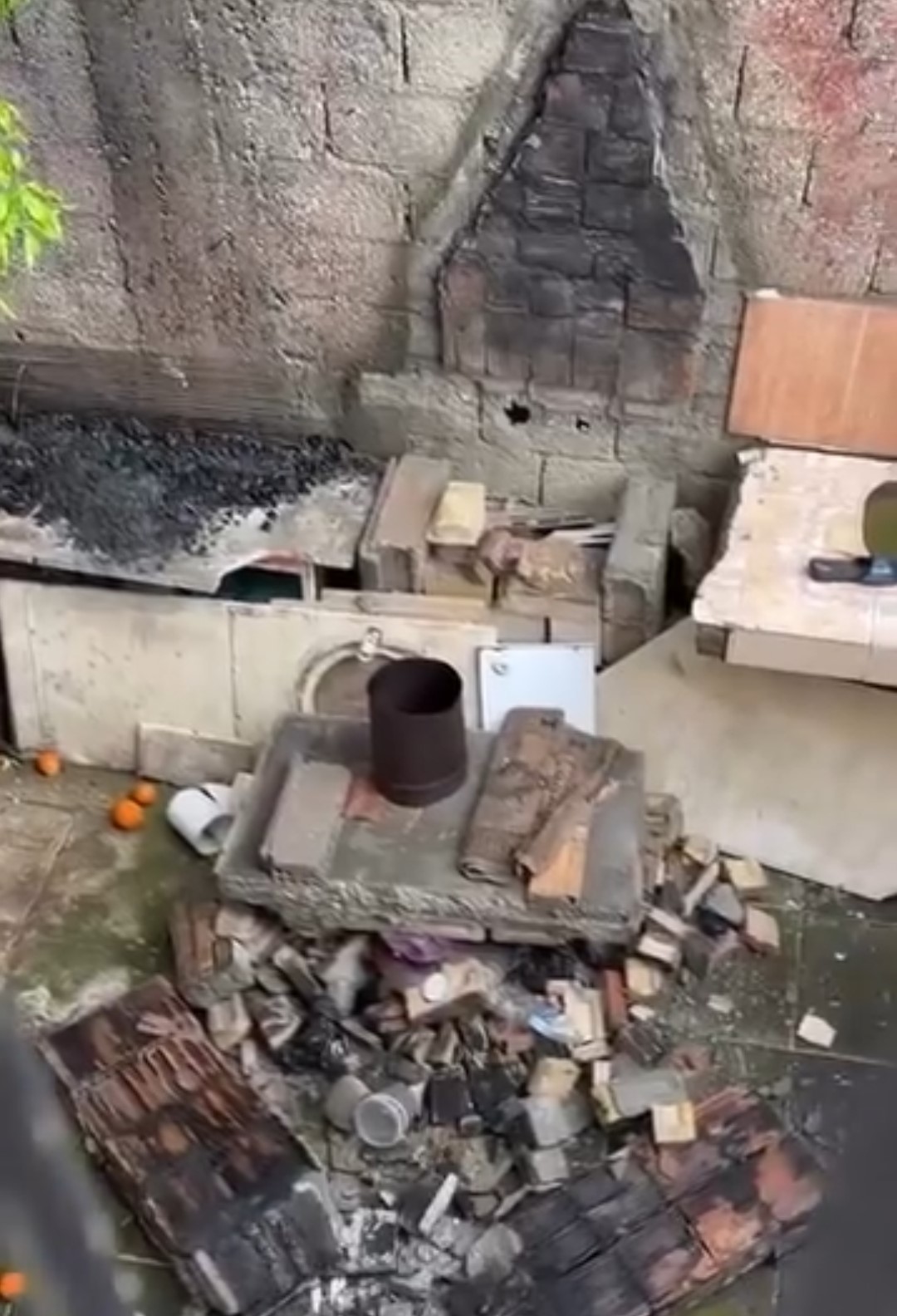 Adana’da göle dönen yolda mahsur kalan araçtaki 2 kişi kurtarıldı
