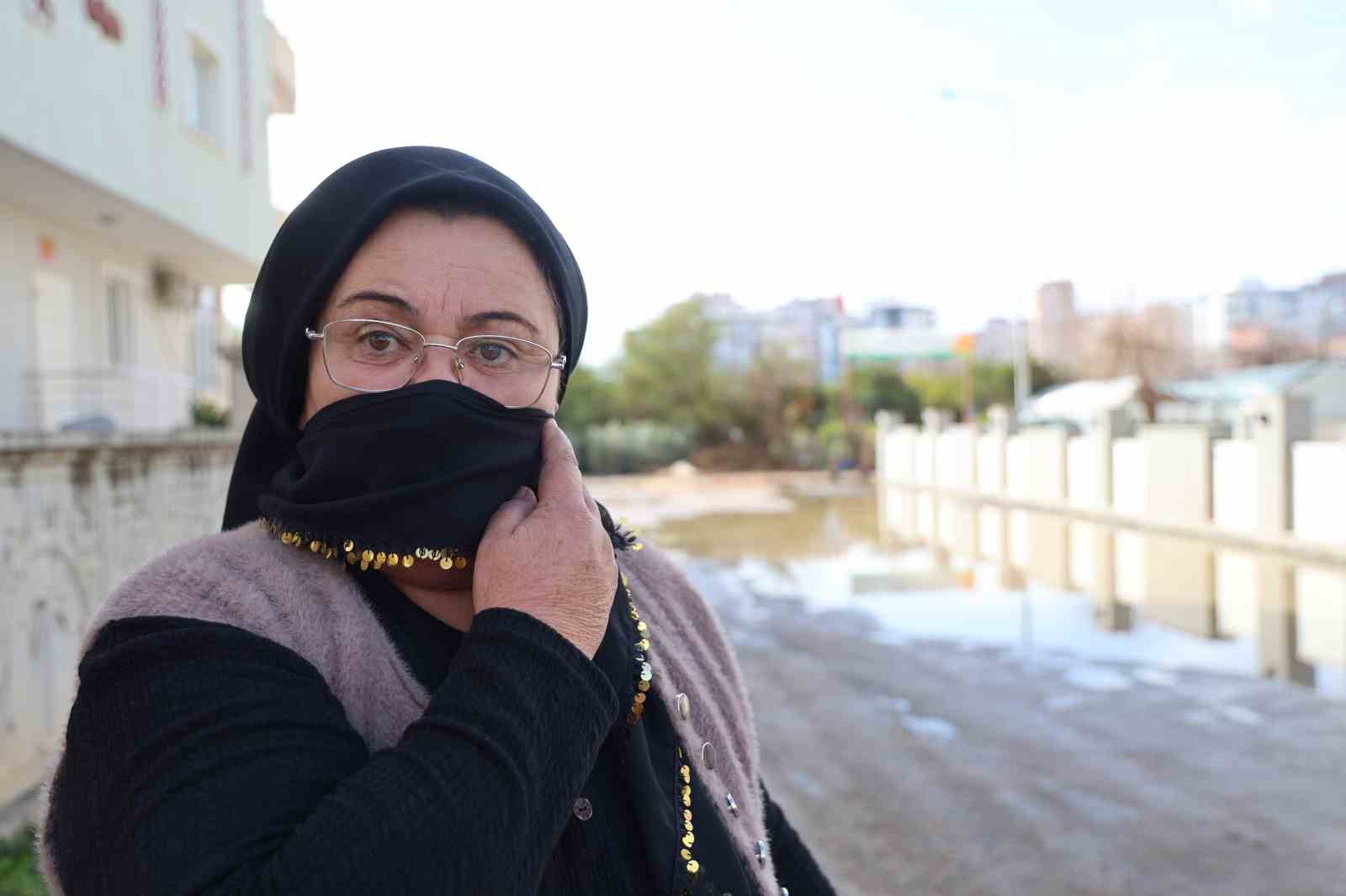 Adana’da iğrenç manzara: Lağımlar sokağa taşıyor, çocuklar üzerinden atlamak zorunda kalıyor
