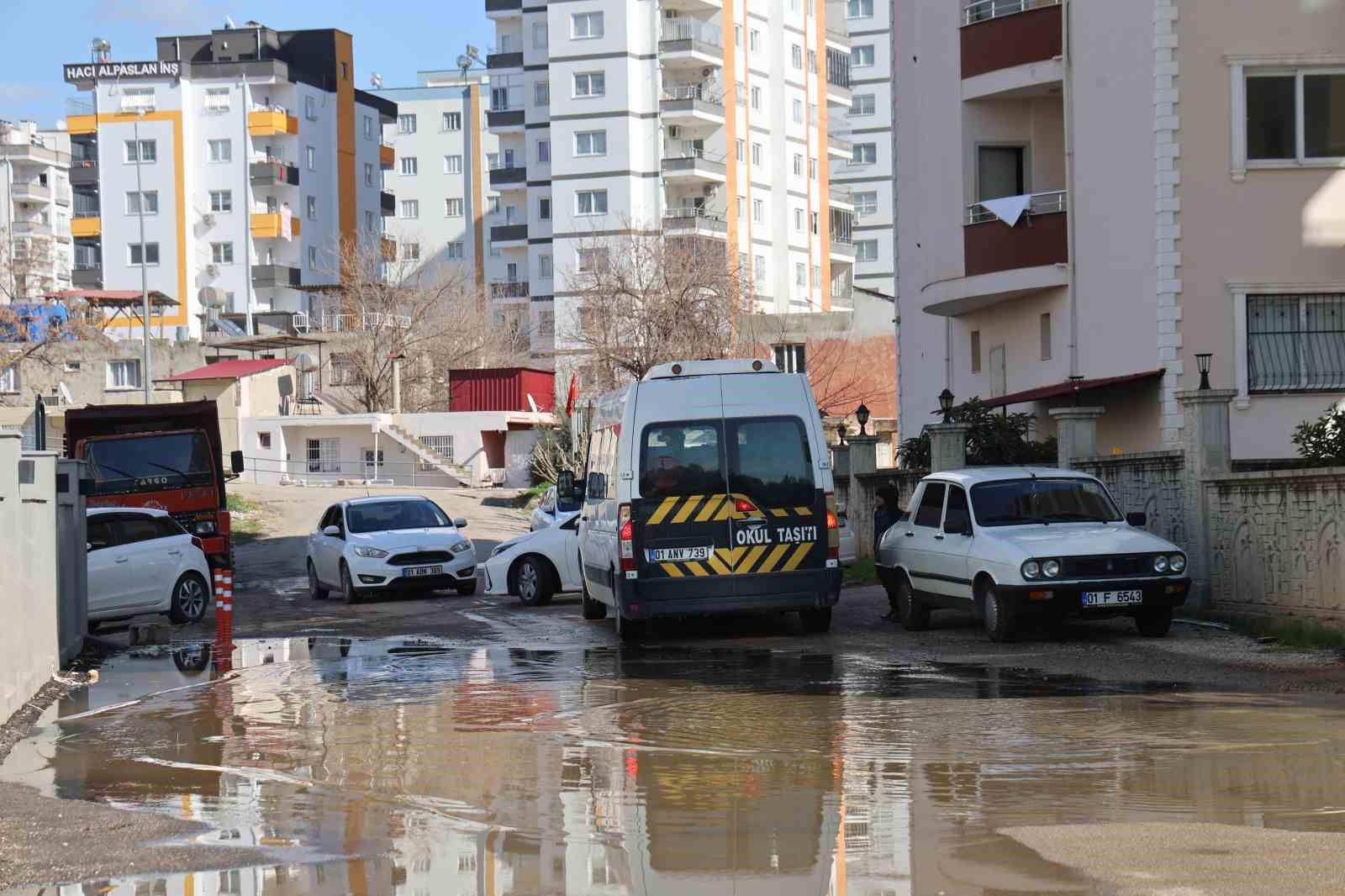 Adana’da iğrenç manzara: Lağımlar sokağa taşıyor, çocuklar üzerinden atlamak zorunda kalıyor
