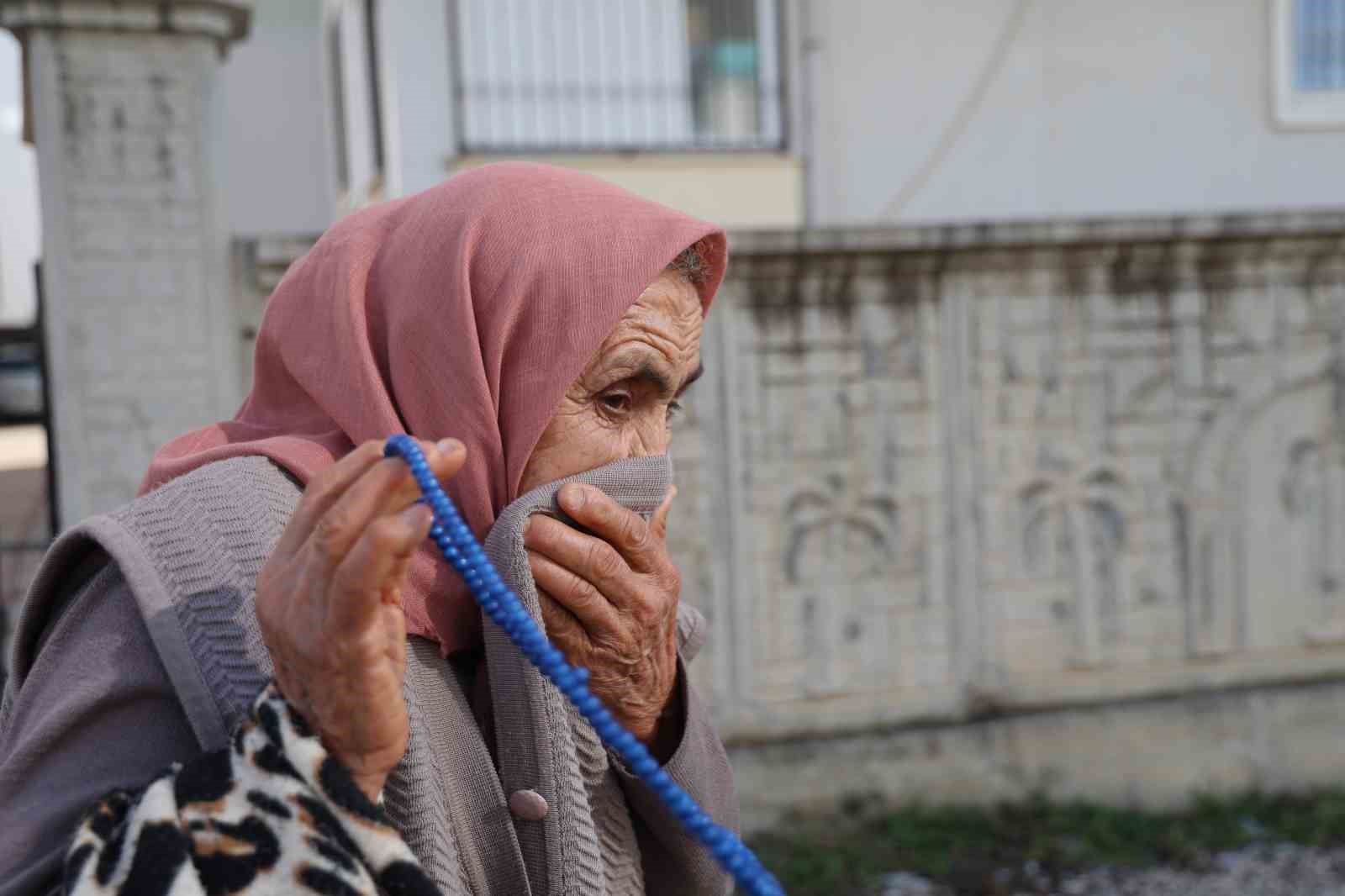 Adana’da iğrenç manzara: Lağımlar sokağa taşıyor, çocuklar üzerinden atlamak zorunda kalıyor
