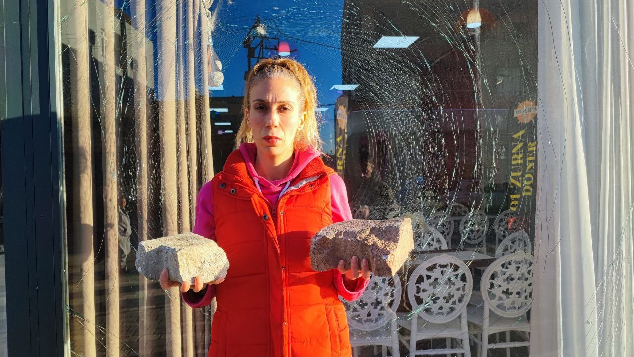 Adana’da iki kız kardeşin işlettiği düğün organizasyon ofisine taşlı saldırı
Adana’da iki kız kardeşin işlettiği düğün organizasyon ofisine taşlı saldırı