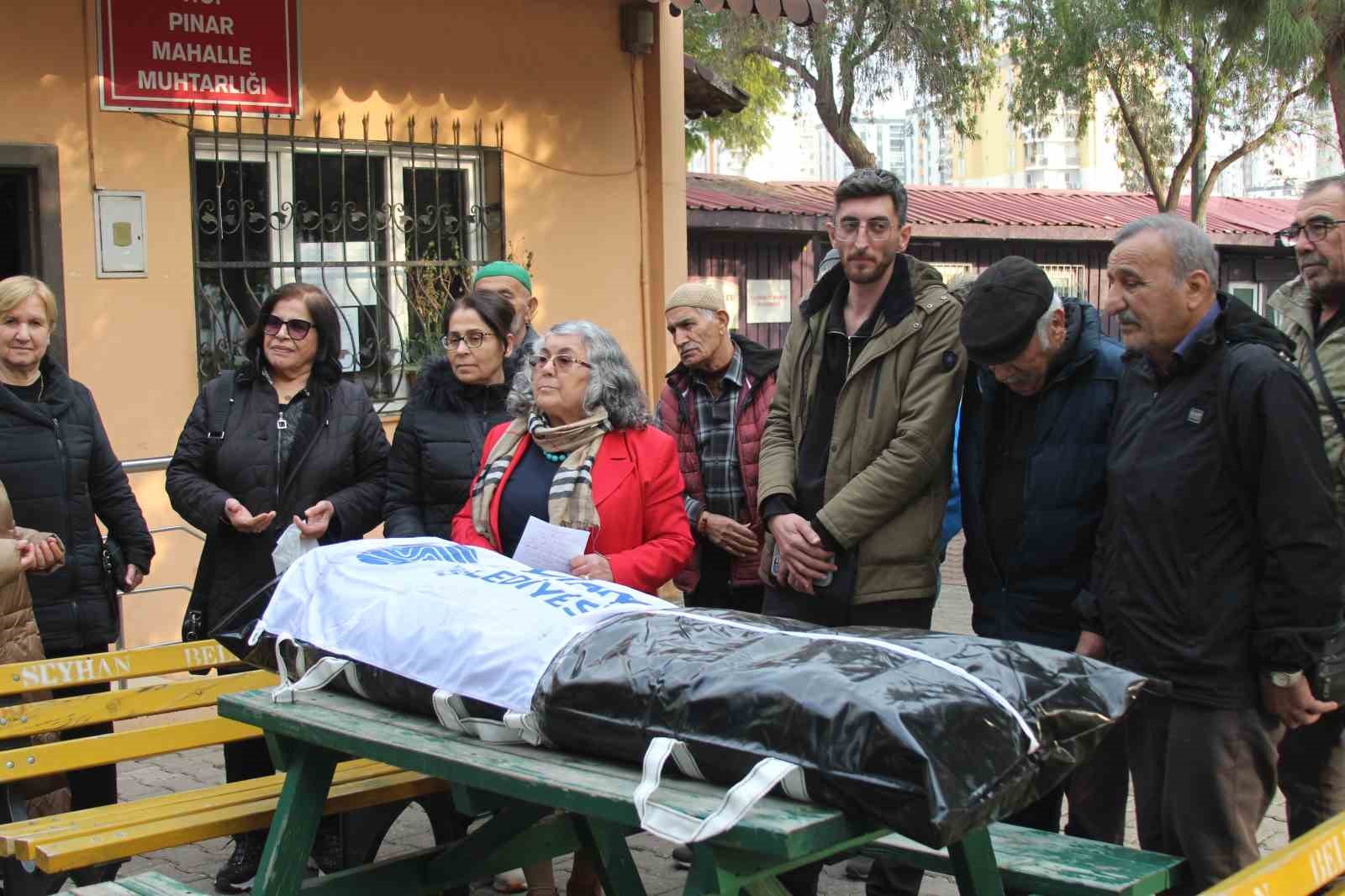 Adana’da ilginç hizmet gelmedi tepkisi: Muhtar, belediyenin cenazesini kaldırdı
