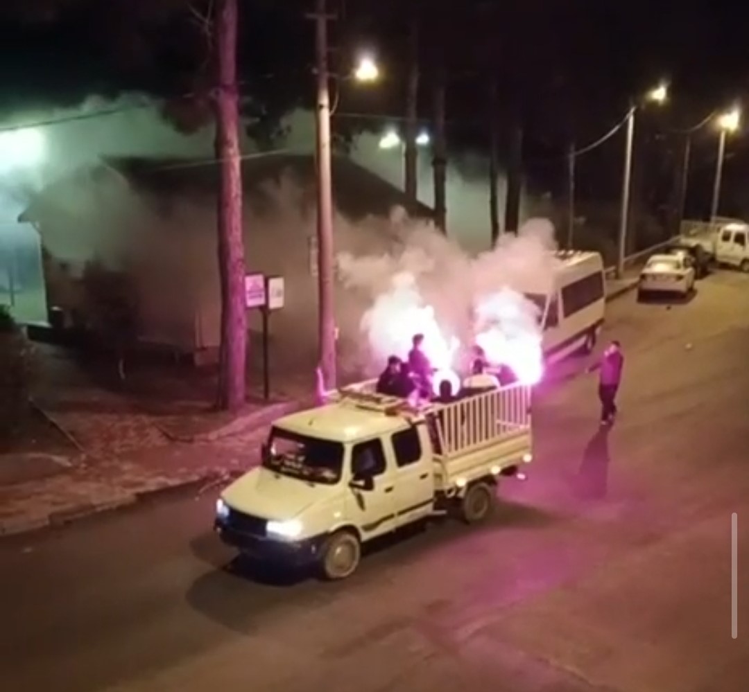 Adana’da ilk sahurda meşaleli davul şovu
