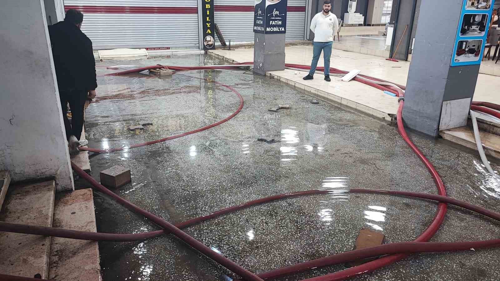 Adana’da iş hanını 27 yıldır su basıyor
