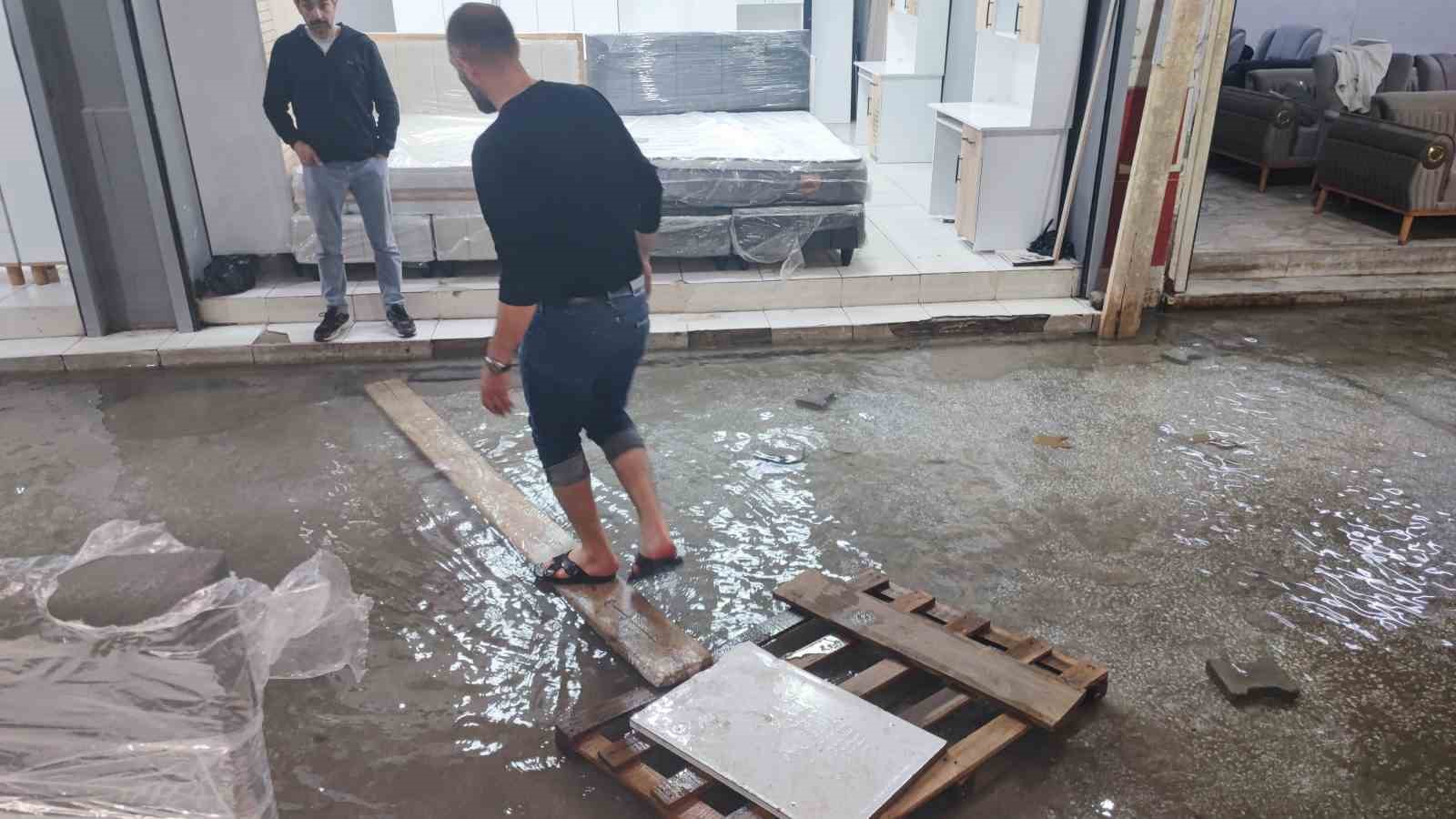 Adana’da iş hanını 27 yıldır su basıyor
