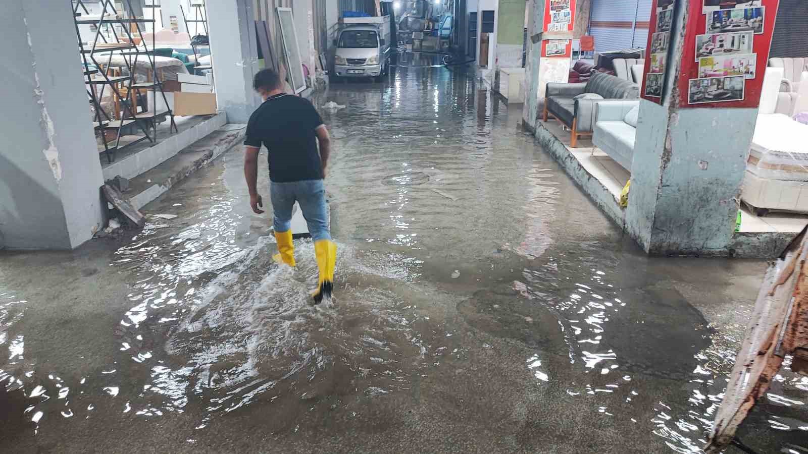 Adana’da iş hanını 27 yıldır su basıyor
