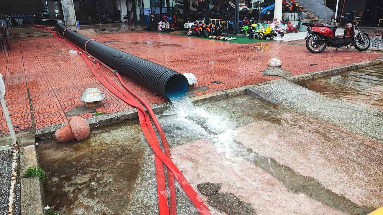 Adana’da iş hanını 27 yıldır su basıyor
