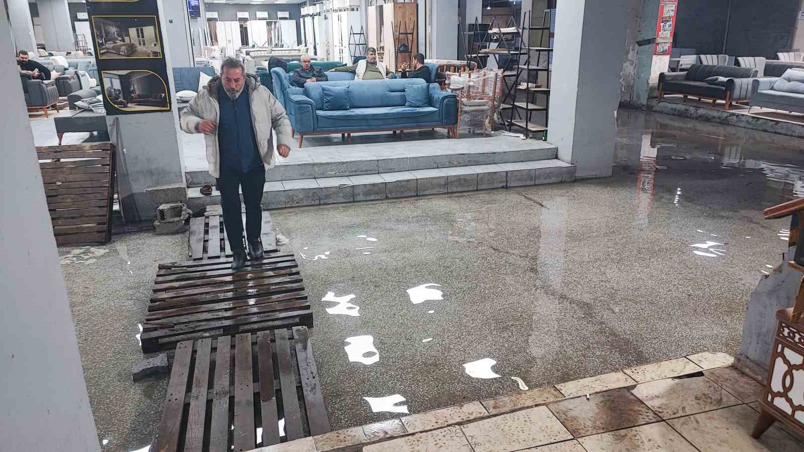 Adana’da iş hanını 27 yıldır su basıyor
