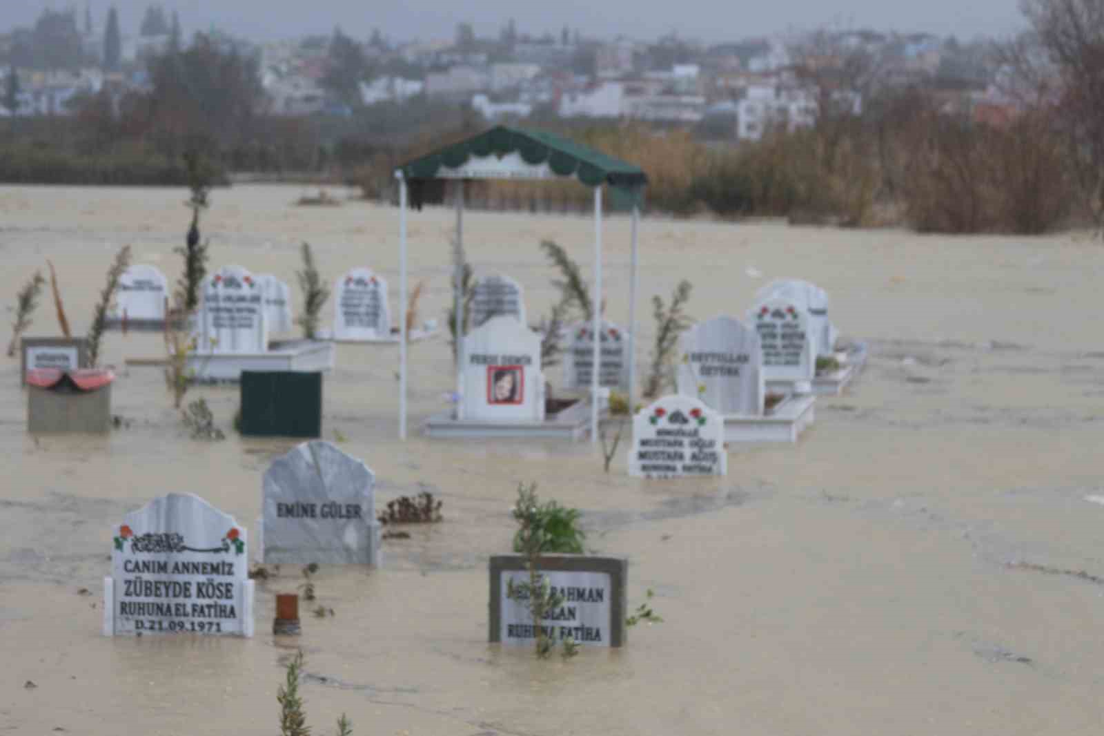 Adana’da kanal taştı, mezarlar sular altında kaldı
