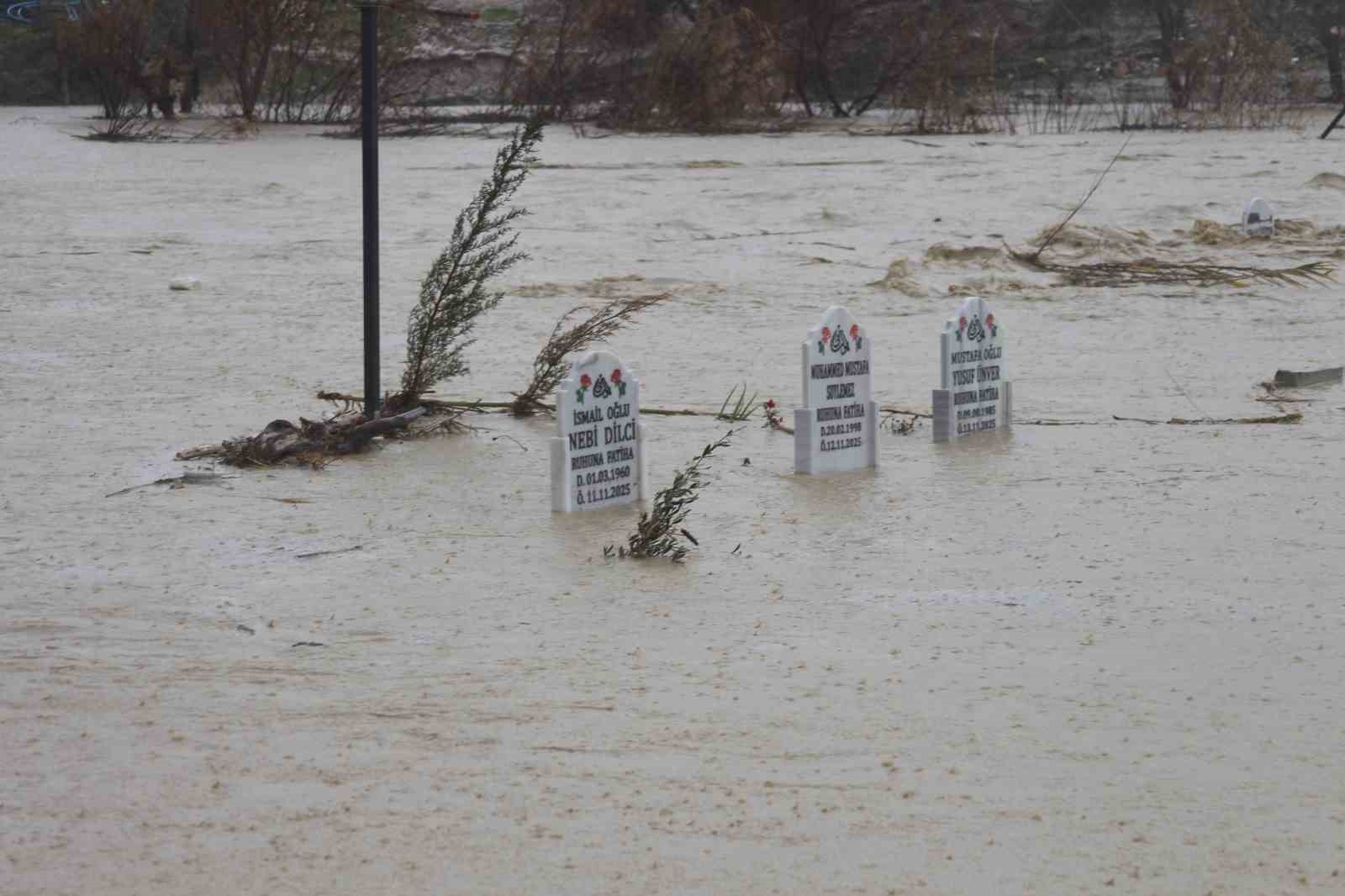 Adana’da kanal taştı, mezarlar sular altında kaldı
