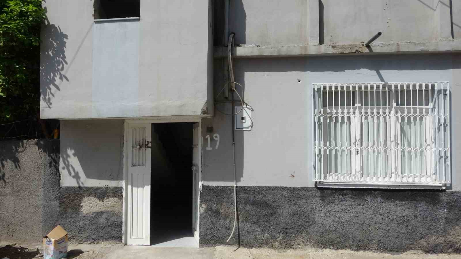 Adana’da kasklı saldırgan dehşeti: Eve tüfekle kurşun yağdırdı
