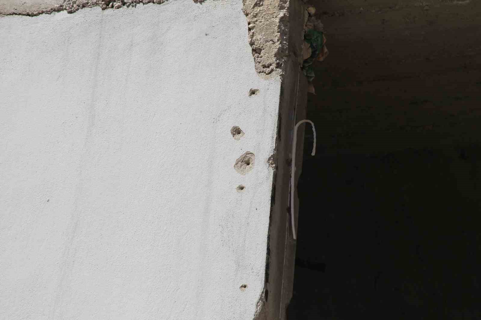 Adana’da kasklı saldırgan dehşeti: Eve tüfekle kurşun yağdırdı
