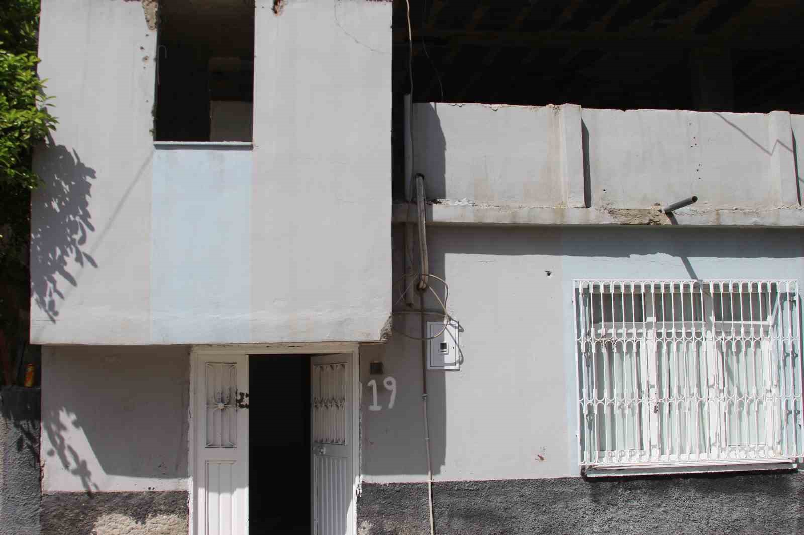 Adana’da kasklı saldırgan dehşeti: Eve tüfekle kurşun yağdırdı
