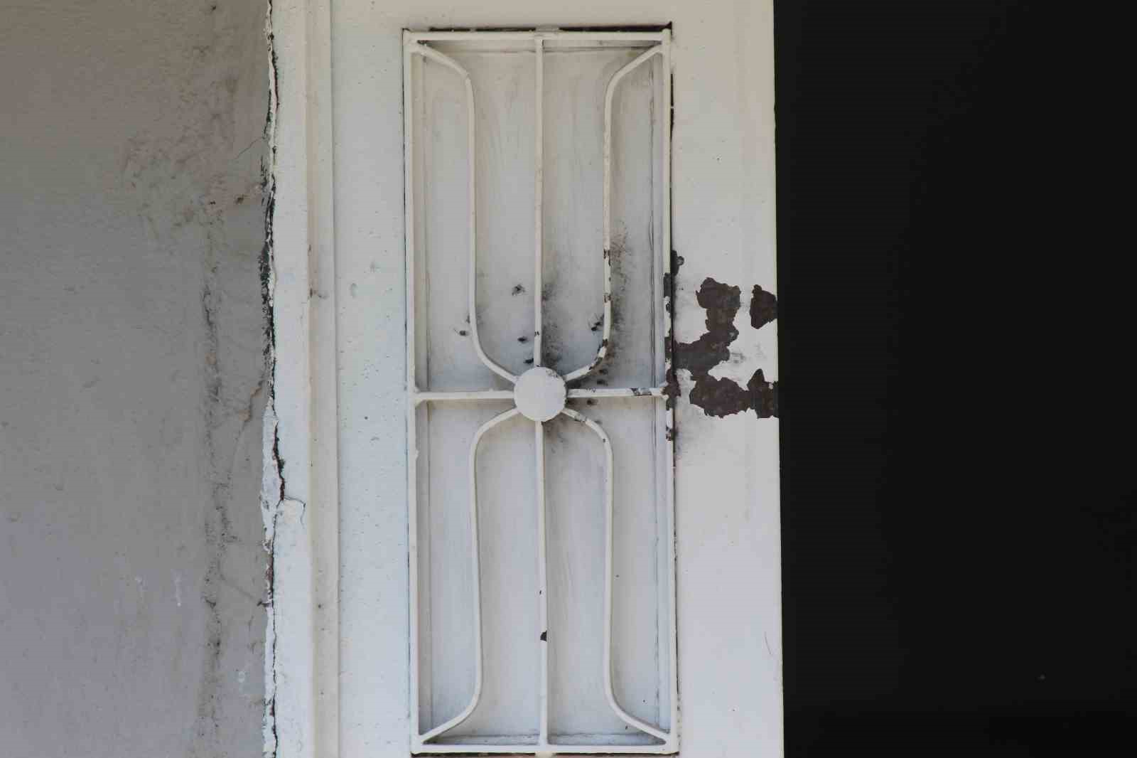 Adana’da kasklı saldırgan dehşeti: Eve tüfekle kurşun yağdırdı
