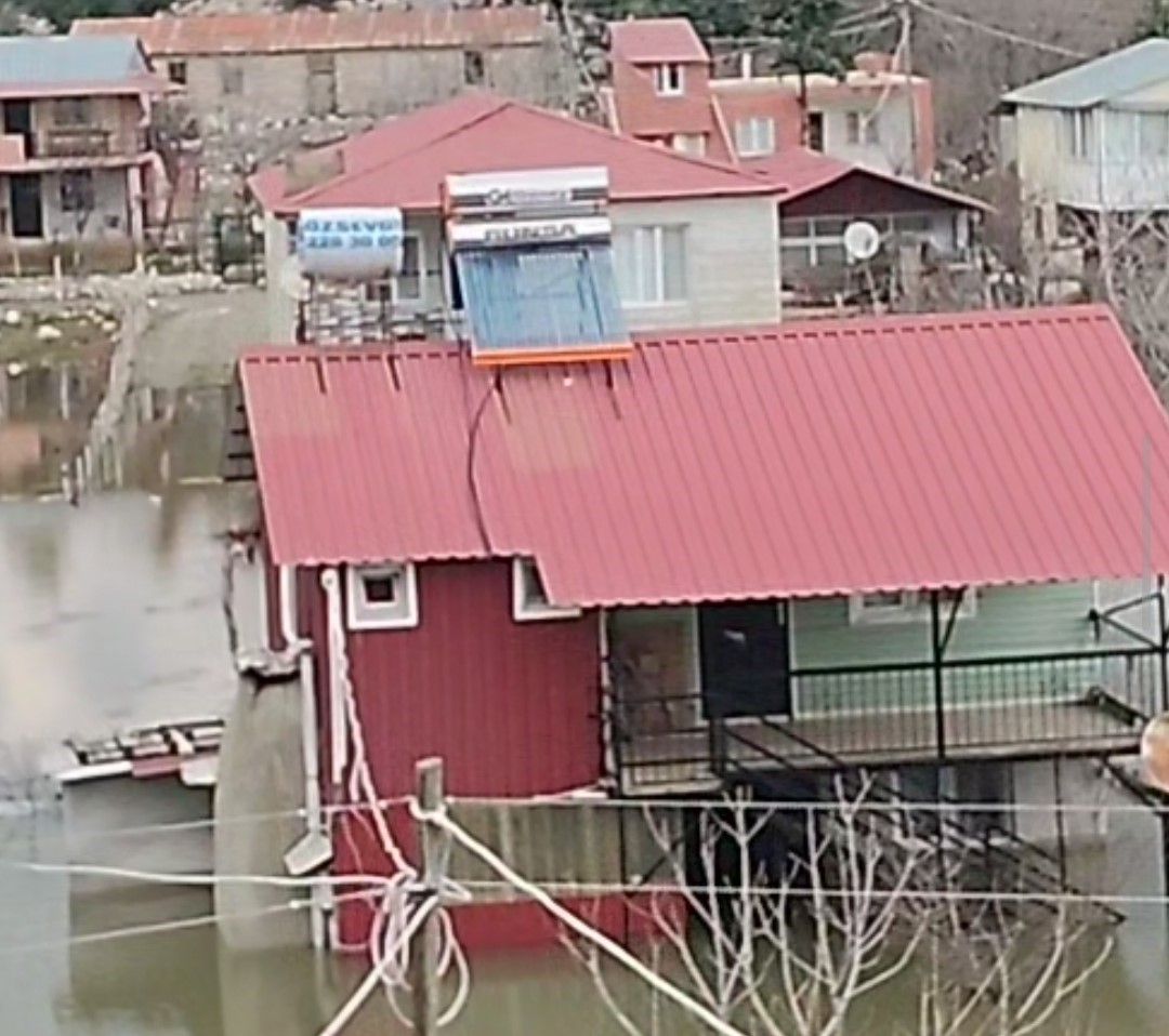 Adana’da köyü su bastı: Yollar kapandı, bir kamyon suya gömüldü
