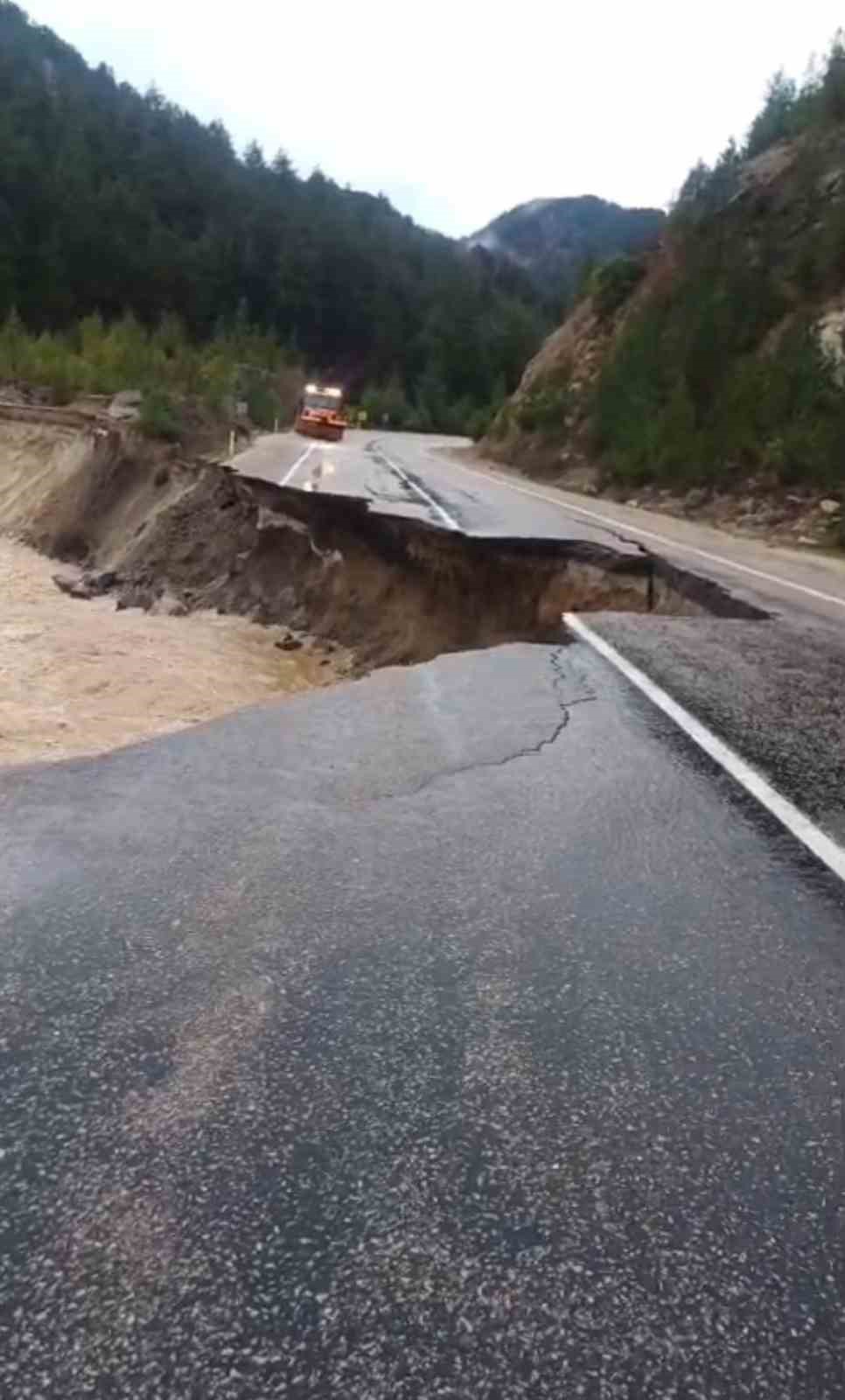 Adana’da Kozan-Kayseri karayolu ulaşıma kapandı
