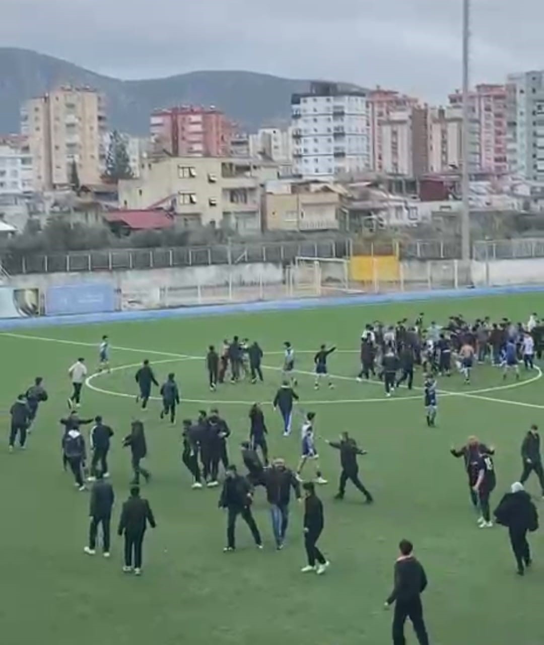 Adana’da liseli gençlerin maç heyecanı çıkan kavgayla yarıda kaldı

