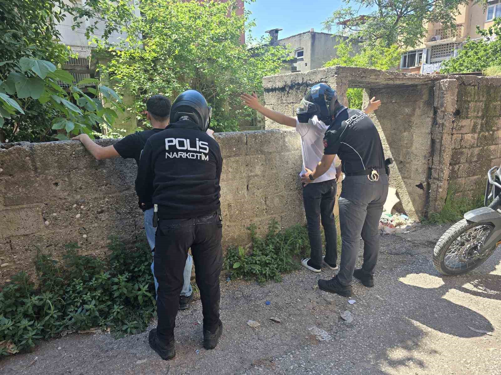 Adana’da metruk binalara narkotik denetimi
