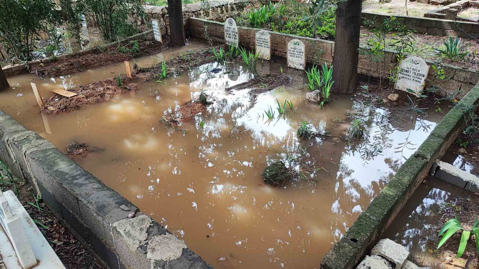 Adana’da mezarlık sular altında kaldı, vatandaşlar mezara poşetle girdi
