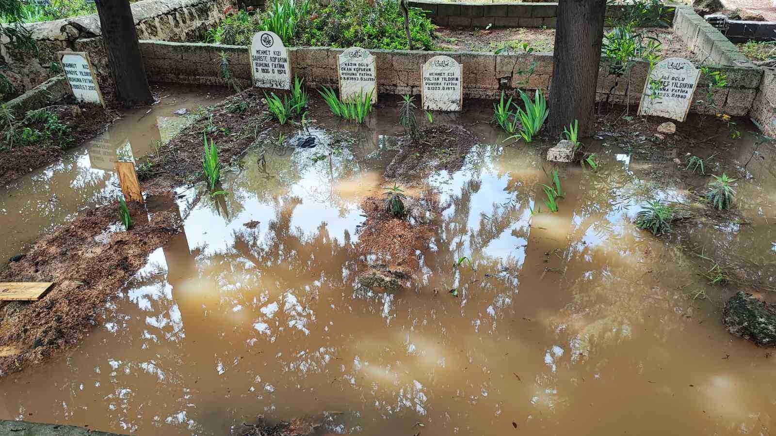 Adana’da mezarlık sular altında kaldı, vatandaşlar mezara poşetle girdi
