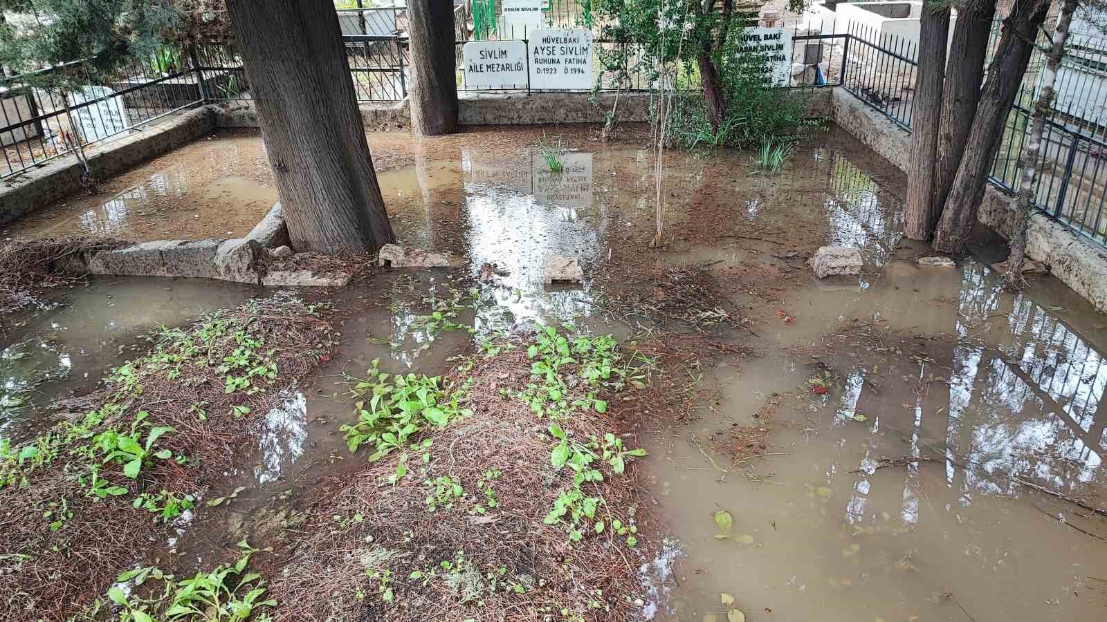 Adana’da mezarlık sular altında kaldı, vatandaşlar mezara poşetle girdi
