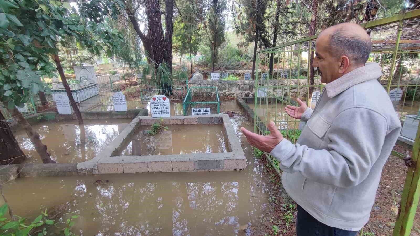 Adana’da mezarlık sular altında kaldı, vatandaşlar mezara poşetle girdi
