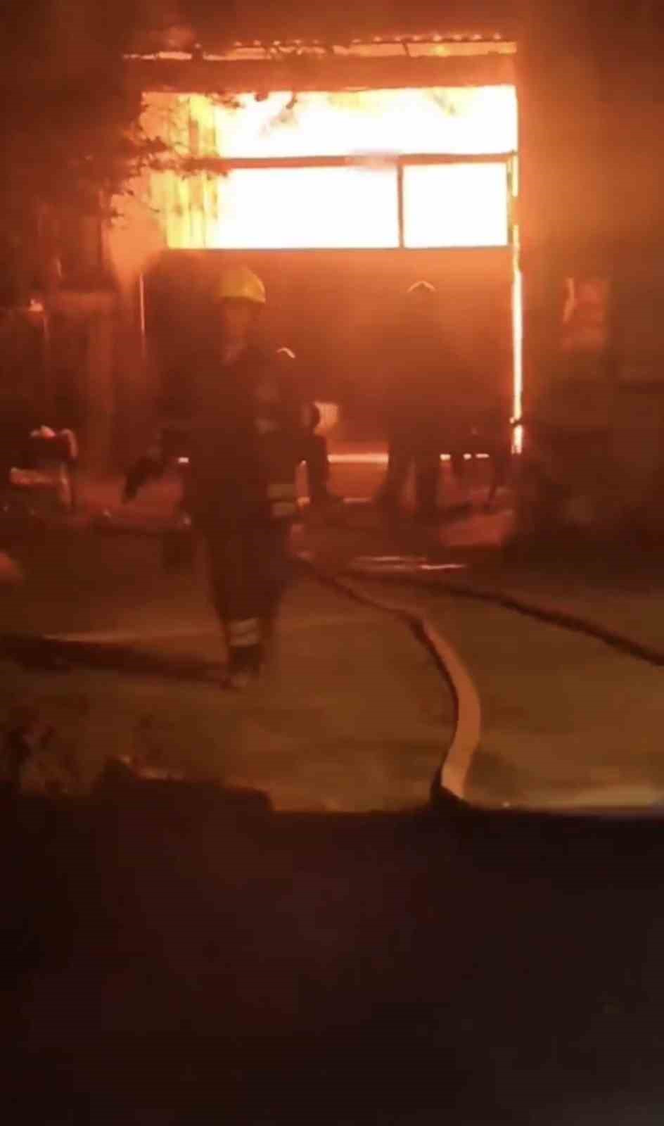 Adana’da mobilya atölyesinde yangın çıktı
