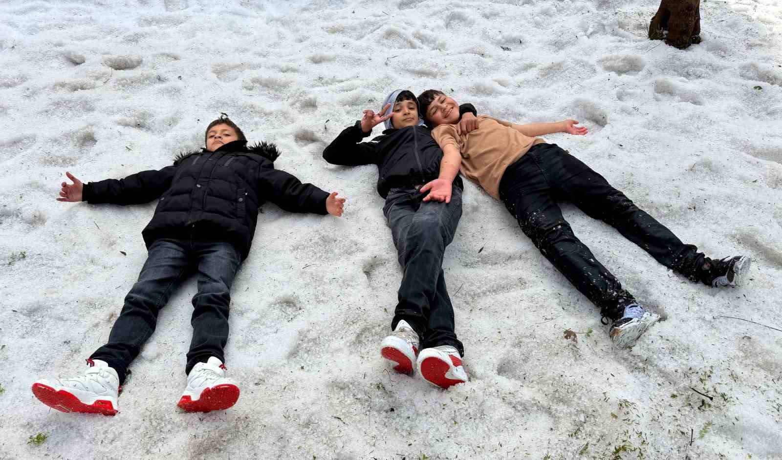 Adana’da nisan ayında çocukların kar topu keyfi
