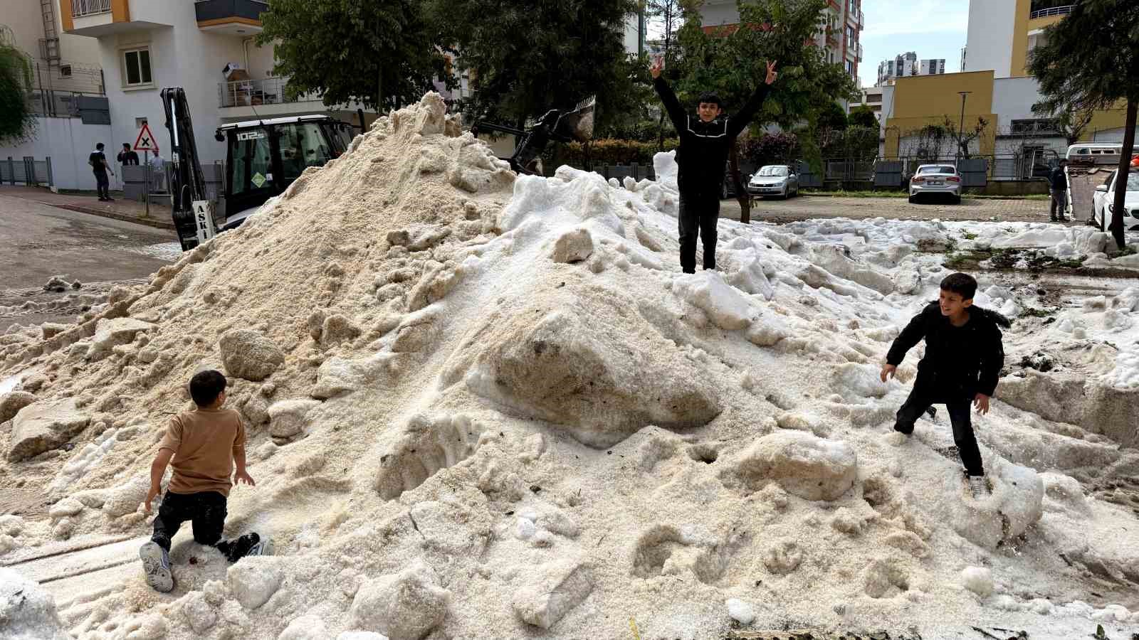 Adana’da nisan ayında çocukların kar topu keyfi
