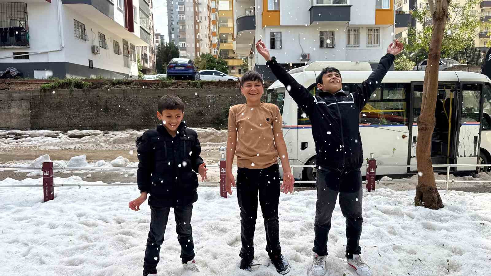 Adana’da nisan ayında çocukların kar topu keyfi
