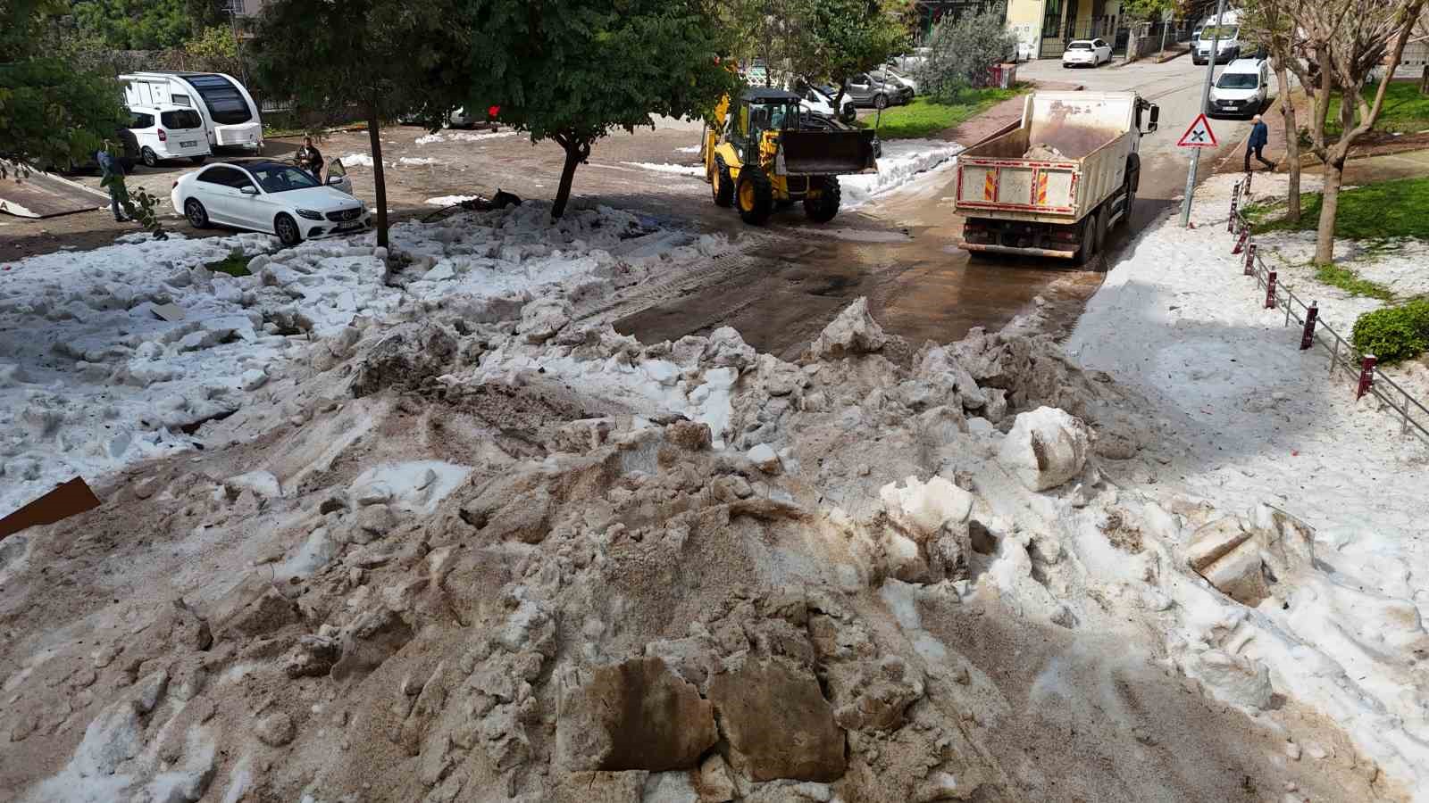 Adana’da nisan ayında çocukların kar topu keyfi
