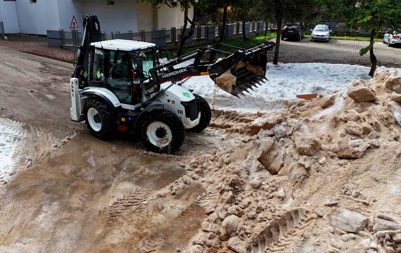 Adana’da nisan ayında çocukların kar topu keyfi
