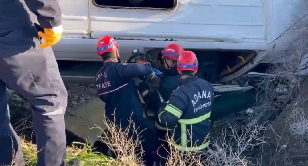 Adana’da öğrenci servisi şarampole devrildi: 2’si ağır 9 yaralı
